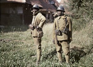 Két szenegáli katona a francia hadseregben szolgál gyalogosként, Franciaország, 1917. június 22. (autokróm)